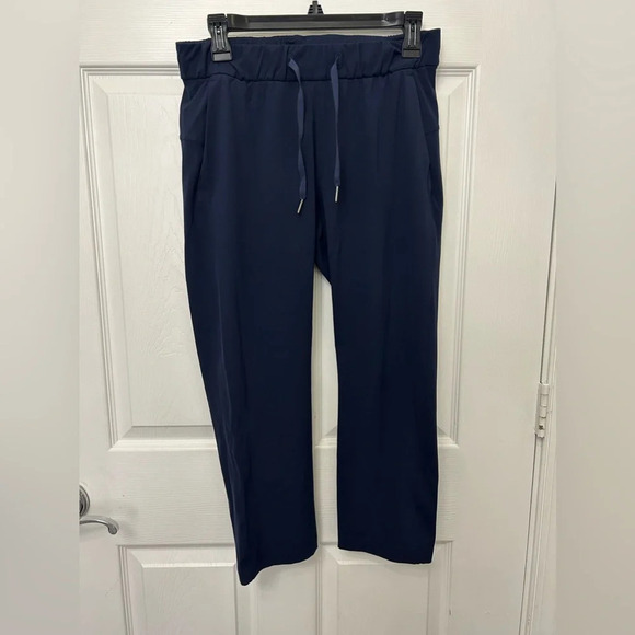 ! Lululemon On The Fly Crop *Woven 23" True Navy - Picture 4 of 8